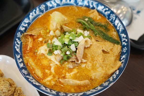 六羨茶食堂(大里東榮店)：CP值超高的復古泡沫紅茶店 內用茶飲25元起 超推點心 炸物 比臉大雞排飯 冬天還有火鍋 六羨茶食堂