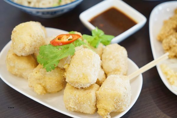 六羨茶食堂(大里東榮店)：CP值超高的復古泡沫紅茶店 內用茶飲25元起 超推點心 炸物 比臉大雞排飯 冬天還有火鍋 六羨茶食堂