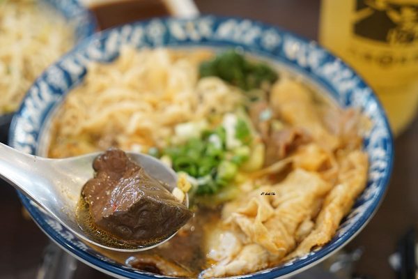 六羨茶食堂(大里東榮店)：CP值超高的復古泡沫紅茶店 內用茶飲25元起 超推點心 炸物 比臉大雞排飯 冬天還有火鍋 六羨茶食堂