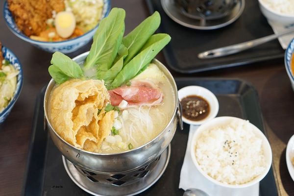 六羨茶食堂(大里東榮店)：CP值超高的復古泡沫紅茶店 內用茶飲25元起 超推點心 炸物 比臉大雞排飯 冬天還有火鍋 六羨茶食堂