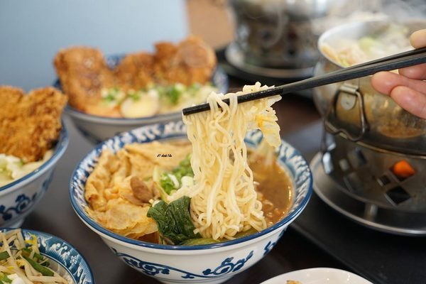 六羨茶食堂(大里東榮店)：CP值超高的復古泡沫紅茶店 內用茶飲25元起 超推點心 炸物 比臉大雞排飯 冬天還有火鍋 六羨茶食堂