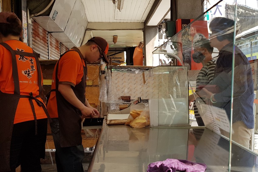 【蓁古早味現烤蛋糕】讓人懷念童年的好滋味 濃濃起司香氣與虎皮蛋糕的完美結合 #嘉義美食 #虎皮起司蛋糕