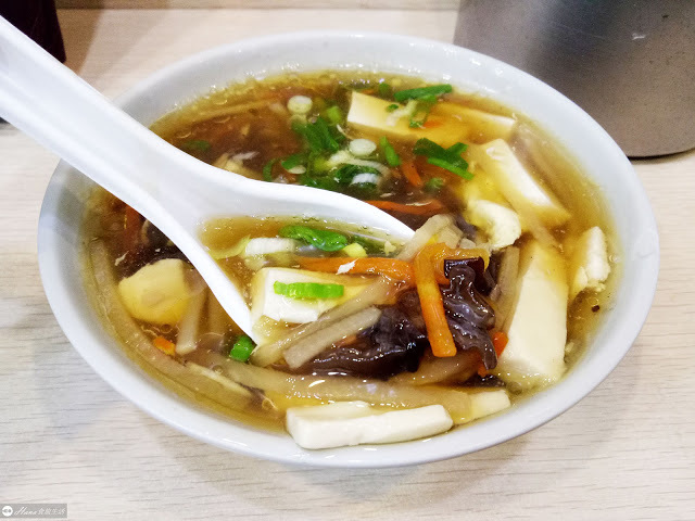 【台北大同】三五水餃酸辣湯 | 馬偕醫院旁 新鮮現包 內用只賣韭黃水餃 內餡鮮甜多汁