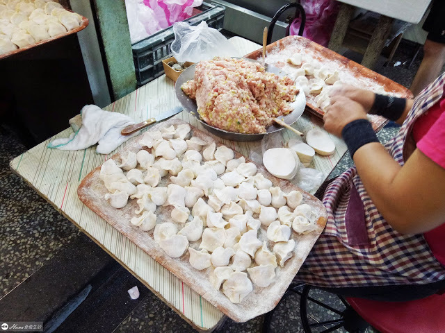【台北大同】三五水餃酸辣湯 | 馬偕醫院旁 新鮮現包 內用只賣韭黃水餃 內餡鮮甜多汁