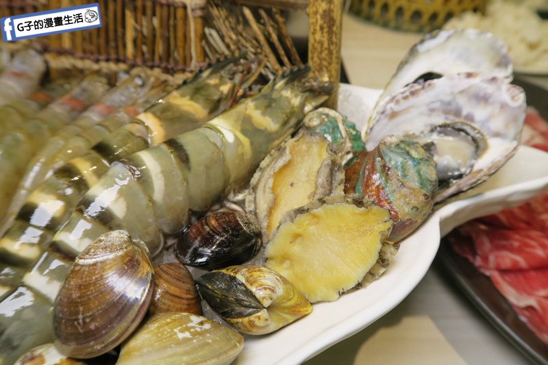 新莊火鍋推薦 覺醒.幸福鍋物 白蝦 草蝦 天使紅蝦 台灣鯛魚片 九孔鮑 生蠔 文蛤 干貝