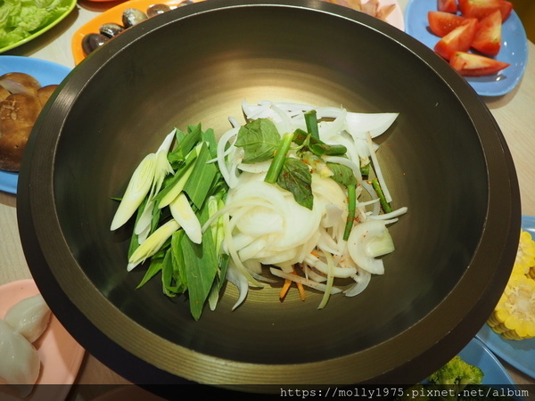 大安石頭火鍋(大安店):【台北】大安自助石頭沙茶火鍋/忠孝復興站/以盤計價/台式懷舊火鍋