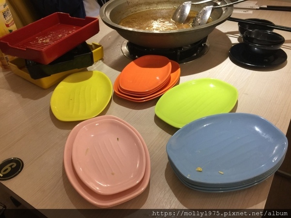 大安石頭火鍋(大安店):【台北】大安自助石頭沙茶火鍋/忠孝復興站/以盤計價/台式懷舊火鍋