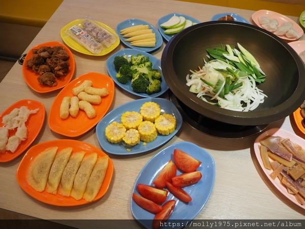 大安石頭火鍋(大安店):【台北】大安自助石頭沙茶火鍋/忠孝復興站/以盤計價/台式懷舊火鍋