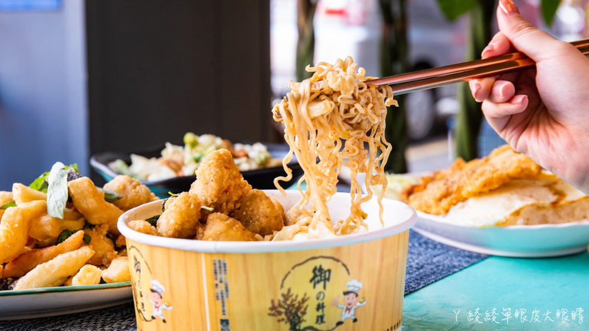 新竹雞排中隊｜雞排尬蔥油餅只要六十五元！綜合炸物份量多，外送無骨雞排便當及雞排炒泡麵