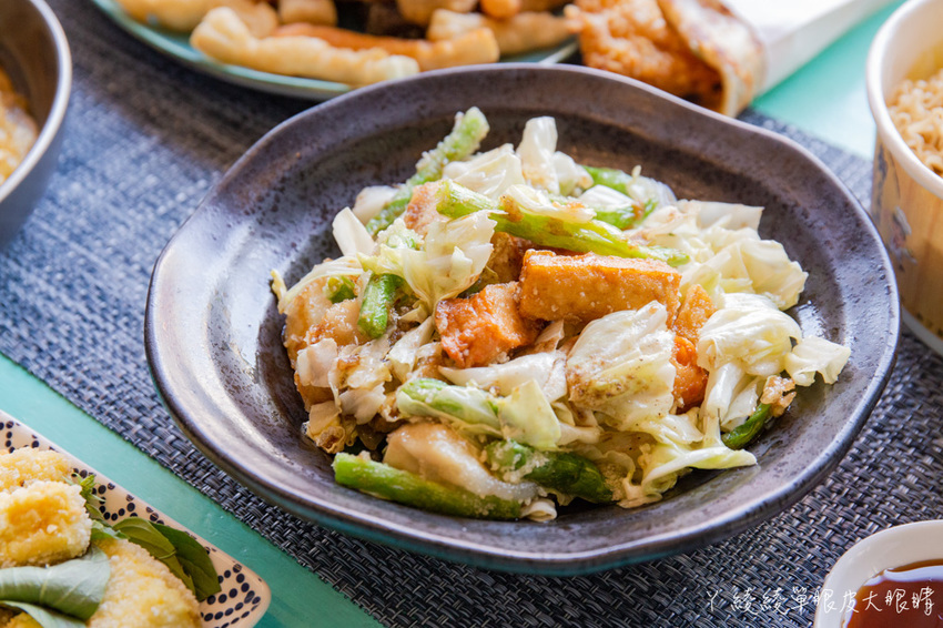 新竹雞排中隊｜雞排尬蔥油餅只要六十五元！綜合炸物份量多，外送無骨雞排便當及雞排炒泡麵