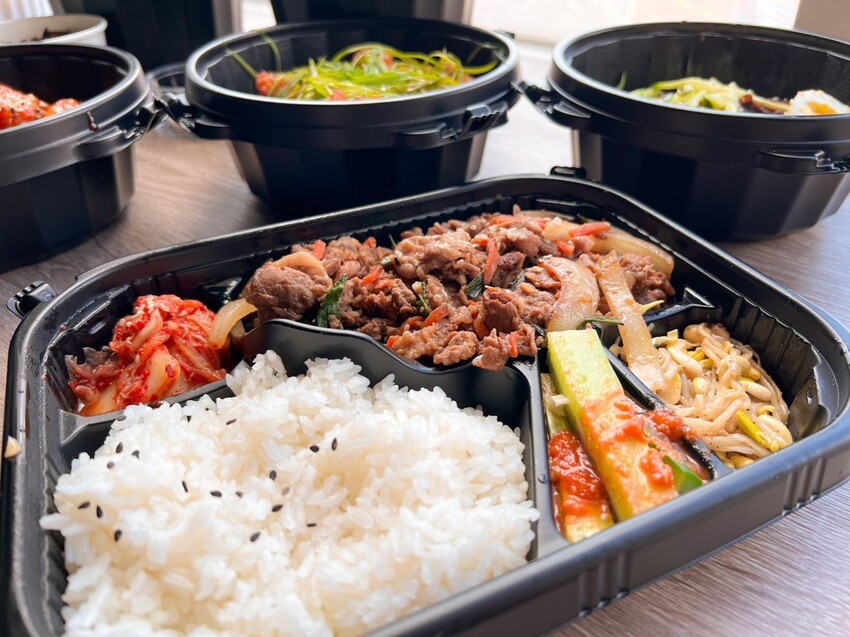 匠蔘雞鍋粑粥＋干貝超鮮美！大安區韓式料理「本家長壽村」韓式炸雞年糕、黑溜溜炸醬麵、軟嫩韓式燒肉...樣樣都道地，連小菜都超好吃！