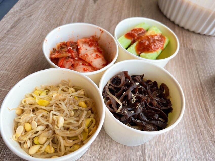 匠蔘雞鍋粑粥＋干貝超鮮美！大安區韓式料理「本家長壽村」韓式炸雞年糕、黑溜溜炸醬麵、軟嫩韓式燒肉...樣樣都道地，連小菜都超好吃！