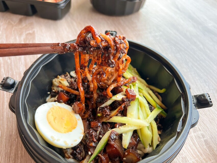 匠蔘雞鍋粑粥＋干貝超鮮美！大安區韓式料理「本家長壽村」韓式炸雞年糕、黑溜溜炸醬麵、軟嫩韓式燒肉...樣樣都道地，連小菜都超好吃！