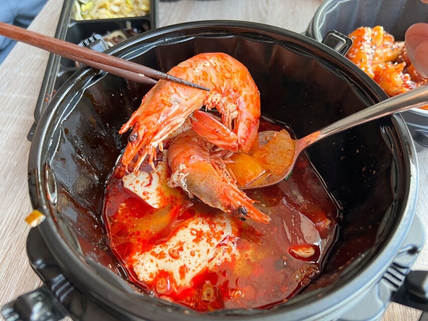 匠蔘雞鍋粑粥＋干貝超鮮美！大安區韓式料理「本家長壽村」韓式炸雞年糕、黑溜溜炸醬麵、軟嫩韓式燒肉...樣樣都道地，連小菜都超好吃！