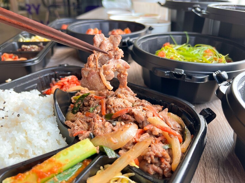 匠蔘雞鍋粑粥＋干貝超鮮美！大安區韓式料理「本家長壽村」韓式炸雞年糕、黑溜溜炸醬麵、軟嫩韓式燒肉...樣樣都道地，連小菜都超好吃！