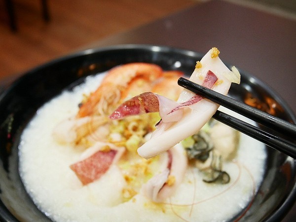 粥鮮(屏東鲍魚絲瓜粥):粥鮮(屏東鮑魚絲瓜粥)-台中西屯海鮮粥烏龍麵 超霸氣新鮮海產直接端上桌 冷冷冬天來一碗 親切價格就有豐盛晚餐暖飽肚子