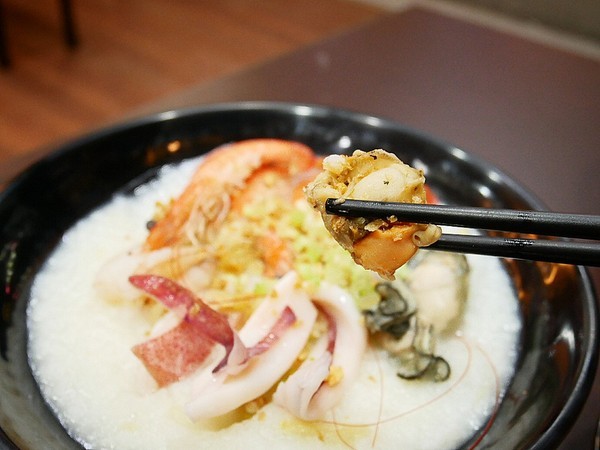 粥鮮(屏東鲍魚絲瓜粥):粥鮮(屏東鮑魚絲瓜粥)-台中西屯海鮮粥烏龍麵 超霸氣新鮮海產直接端上桌 冷冷冬天來一碗 親切價格就有豐盛晚餐暖飽肚子