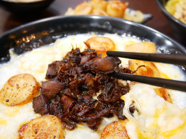 粥鮮(屏東鲍魚絲瓜粥):粥鮮(屏東鮑魚絲瓜粥)-台中西屯海鮮粥烏龍麵 超霸氣新鮮海產直接端上桌 冷冷冬天來一碗 親切價格就有豐盛晚餐暖飽肚子