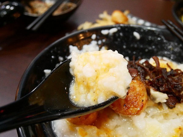 粥鮮(屏東鲍魚絲瓜粥):粥鮮(屏東鮑魚絲瓜粥)-台中西屯海鮮粥烏龍麵 超霸氣新鮮海產直接端上桌 冷冷冬天來一碗 親切價格就有豐盛晚餐暖飽肚子