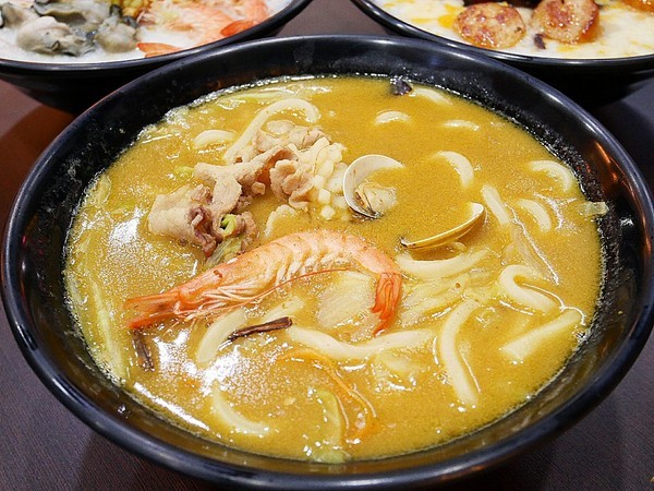 粥鮮(屏東鲍魚絲瓜粥):粥鮮(屏東鮑魚絲瓜粥)-台中西屯海鮮粥烏龍麵 超霸氣新鮮海產直接端上桌 冷冷冬天來一碗 親切價格就有豐盛晚餐暖飽肚子