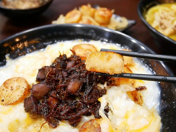 粥鮮(屏東鲍魚絲瓜粥):粥鮮(屏東鮑魚絲瓜粥)-台中西屯海鮮粥烏龍麵 超霸氣新鮮海產直接端上桌 冷冷冬天來一碗 親切價格就有豐盛晚餐暖飽肚子