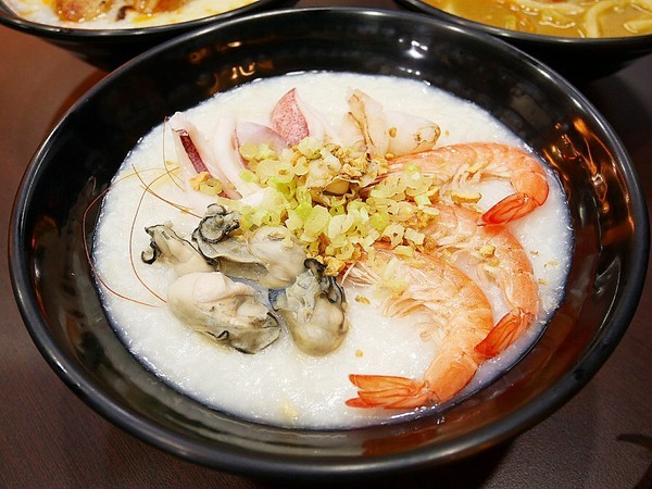 粥鮮(屏東鲍魚絲瓜粥):粥鮮(屏東鮑魚絲瓜粥)-台中西屯海鮮粥烏龍麵 超霸氣新鮮海產直接端上桌 冷冷冬天來一碗 親切價格就有豐盛晚餐暖飽肚子
