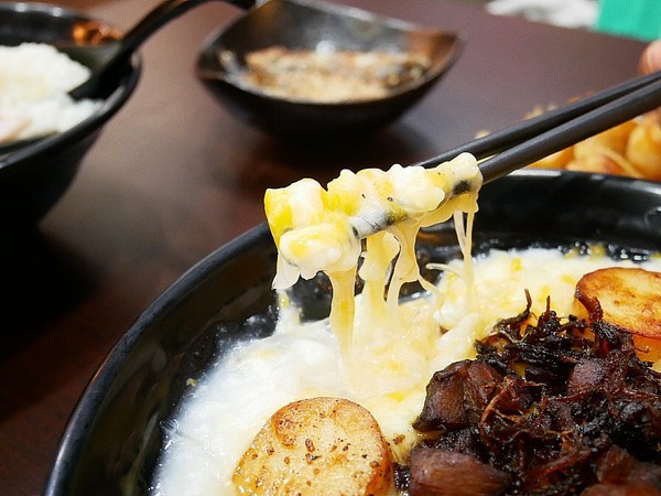 粥鮮(屏東鲍魚絲瓜粥):粥鮮(屏東鮑魚絲瓜粥)-台中西屯海鮮粥烏龍麵 超霸氣新鮮海產直接端上桌 冷冷冬天來一碗 親切價格就有豐盛晚餐暖飽肚子