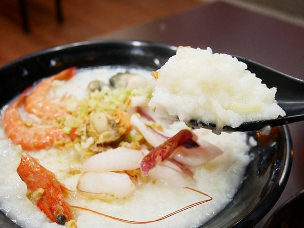 粥鮮(屏東鲍魚絲瓜粥):粥鮮(屏東鮑魚絲瓜粥)-台中西屯海鮮粥烏龍麵 超霸氣新鮮海產直接端上桌 冷冷冬天來一碗 親切價格就有豐盛晚餐暖飽肚子