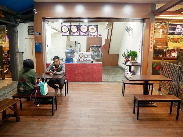 粥鮮(屏東鲍魚絲瓜粥):粥鮮(屏東鮑魚絲瓜粥)-台中西屯海鮮粥烏龍麵 超霸氣新鮮海產直接端上桌 冷冷冬天來一碗 親切價格就有豐盛晚餐暖飽肚子