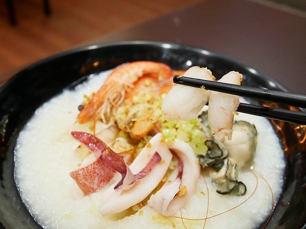 粥鮮(屏東鲍魚絲瓜粥):粥鮮(屏東鮑魚絲瓜粥)-台中西屯海鮮粥烏龍麵 超霸氣新鮮海產直接端上桌 冷冷冬天來一碗 親切價格就有豐盛晚餐暖飽肚子