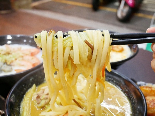 粥鮮(屏東鲍魚絲瓜粥):粥鮮(屏東鮑魚絲瓜粥)-台中西屯海鮮粥烏龍麵 超霸氣新鮮海產直接端上桌 冷冷冬天來一碗 親切價格就有豐盛晚餐暖飽肚子