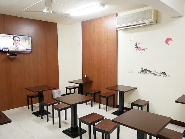 粥鮮(屏東鲍魚絲瓜粥):粥鮮(屏東鮑魚絲瓜粥)-台中西屯海鮮粥烏龍麵 超霸氣新鮮海產直接端上桌 冷冷冬天來一碗 親切價格就有豐盛晚餐暖飽肚子