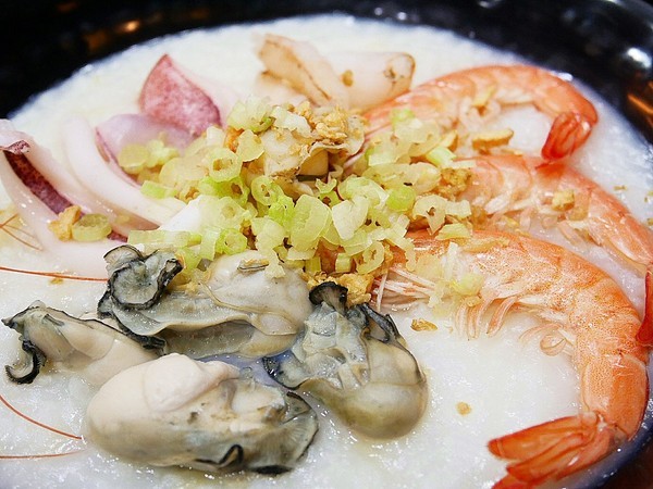 粥鮮(屏東鲍魚絲瓜粥):粥鮮(屏東鮑魚絲瓜粥)-台中西屯海鮮粥烏龍麵 超霸氣新鮮海產直接端上桌 冷冷冬天來一碗 親切價格就有豐盛晚餐暖飽肚子