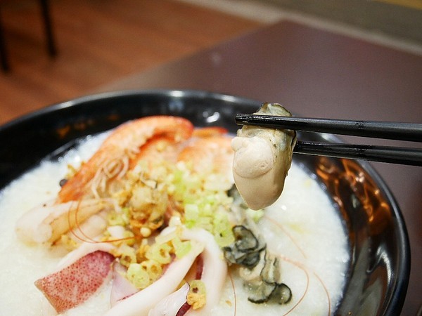 粥鮮(屏東鲍魚絲瓜粥):粥鮮(屏東鮑魚絲瓜粥)-台中西屯海鮮粥烏龍麵 超霸氣新鮮海產直接端上桌 冷冷冬天來一碗 親切價格就有豐盛晚餐暖飽肚子