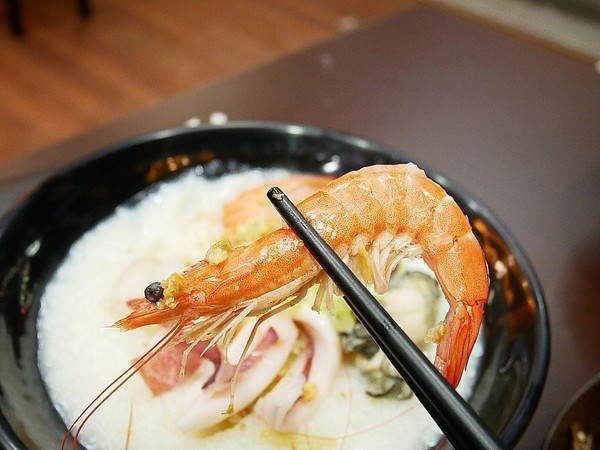 粥鮮(屏東鲍魚絲瓜粥):粥鮮(屏東鮑魚絲瓜粥)-台中西屯海鮮粥烏龍麵 超霸氣新鮮海產直接端上桌 冷冷冬天來一碗 親切價格就有豐盛晚餐暖飽肚子