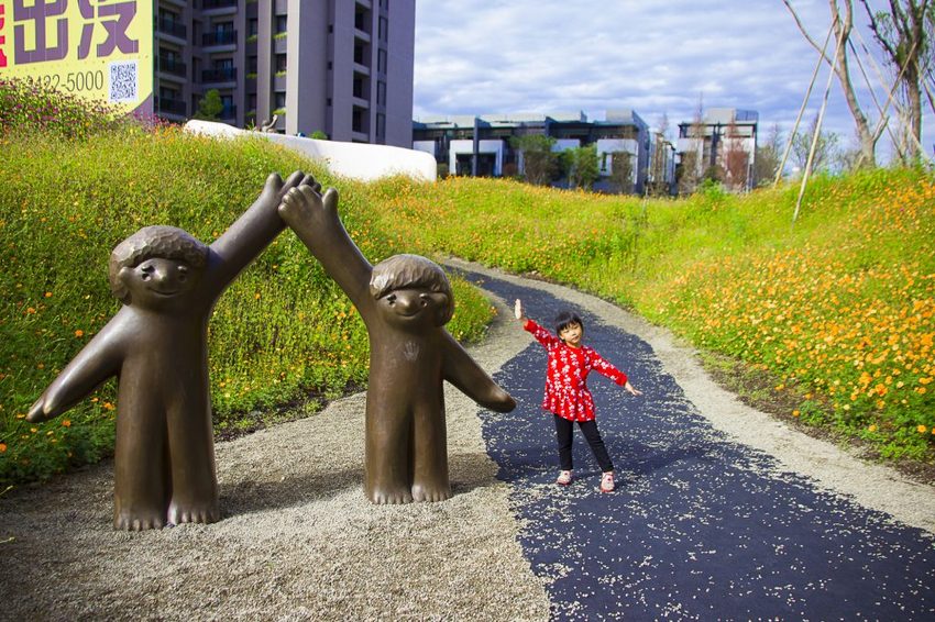 【玩樂.台中】太平景點/小心有熊出沒-熊熊秘境~大片波斯菊花海、森林小徑、可愛小熊出沒,免費好拍