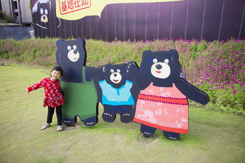 【玩樂.台中】太平景點/小心有熊出沒-熊熊秘境~大片波斯菊花海、森林小徑、可愛小熊出沒,免費好拍