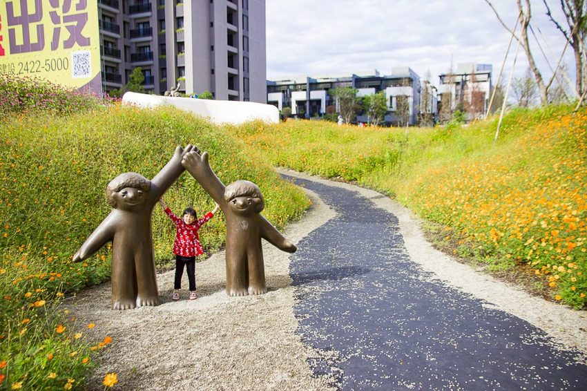 【玩樂.台中】太平景點/小心有熊出沒-熊熊秘境~大片波斯菊花海、森林小徑、可愛小熊出沒,免費好拍