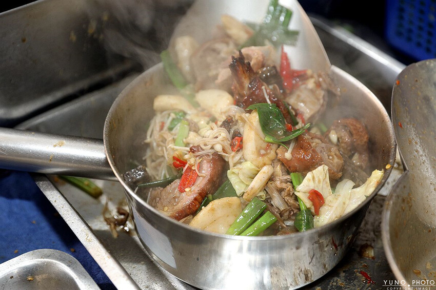 桃園市八德區邊境烤鴨|必吃椒鹽鴨(鹹酥鴨)香酥不油膩的下酒菜 吮指煙燻滷味更是不能錯過。菜單價位(桃園八德烤鴨推薦)