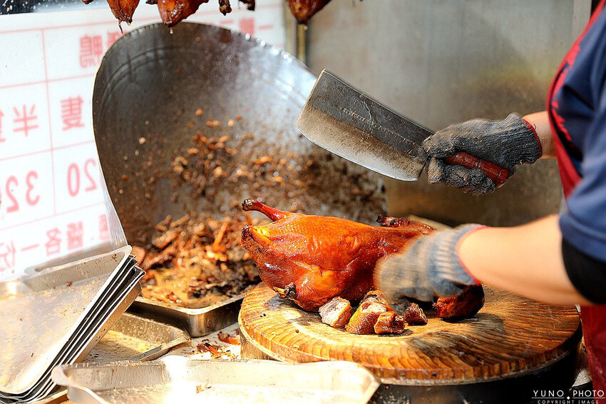 桃園市八德區邊境烤鴨|必吃椒鹽鴨(鹹酥鴨)香酥不油膩的下酒菜 吮指煙燻滷味更是不能錯過。菜單價位(桃園八德烤鴨推薦)