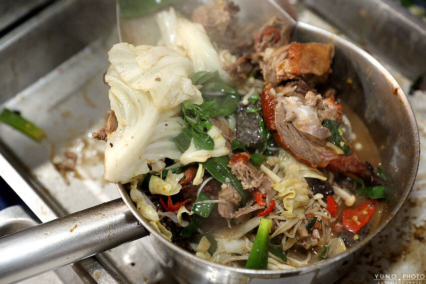 桃園市八德區邊境烤鴨|必吃椒鹽鴨(鹹酥鴨)香酥不油膩的下酒菜 吮指煙燻滷味更是不能錯過。菜單價位(桃園八德烤鴨推薦)