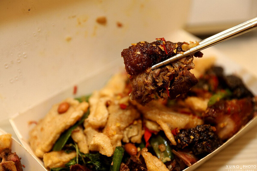 桃園市八德區邊境烤鴨|必吃椒鹽鴨(鹹酥鴨)香酥不油膩的下酒菜 吮指煙燻滷味更是不能錯過。菜單價位(桃園八德烤鴨推薦)