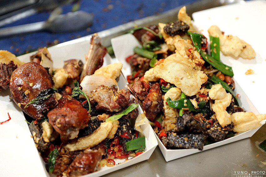 桃園市八德區邊境烤鴨|必吃椒鹽鴨(鹹酥鴨)香酥不油膩的下酒菜 吮指煙燻滷味更是不能錯過。菜單價位(桃園八德烤鴨推薦)