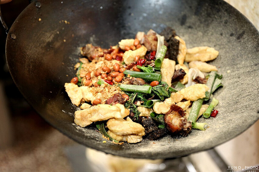 桃園市八德區邊境烤鴨|必吃椒鹽鴨(鹹酥鴨)香酥不油膩的下酒菜 吮指煙燻滷味更是不能錯過。菜單價位(桃園八德烤鴨推薦)