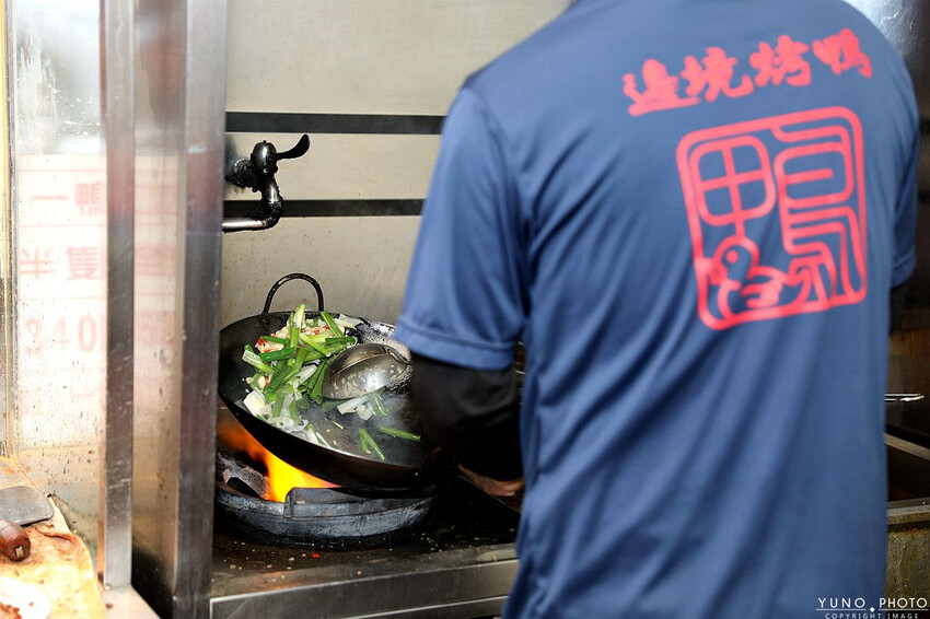 桃園市八德區邊境烤鴨|必吃椒鹽鴨(鹹酥鴨)香酥不油膩的下酒菜 吮指煙燻滷味更是不能錯過。菜單價位(桃園八德烤鴨推薦)