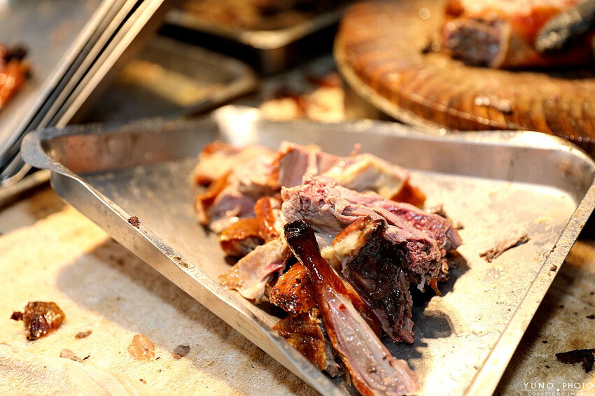 桃園市八德區邊境烤鴨|必吃椒鹽鴨(鹹酥鴨)香酥不油膩的下酒菜 吮指煙燻滷味更是不能錯過。菜單價位(桃園八德烤鴨推薦)