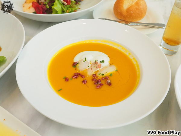 VVG Food Play好樣食藝： 台中歌劇院好樣VVG花現聖誕，宛如嘉年華盛宴，逛市集、挑聖誕禮物、吃聖誕大餐，都在好樣聖誕活動～