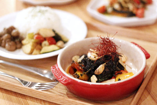 VVG Food Play好樣食藝： 台中歌劇院好樣VVG花現聖誕，宛如嘉年華盛宴，逛市集、挑聖誕禮物、吃聖誕大餐，都在好樣聖誕活動～