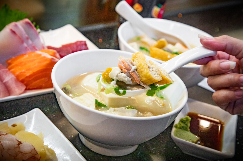 迪化街高CP值日料!永樂市場 丸隆生魚行現切生魚片,滿料味噌湯喝到飽。