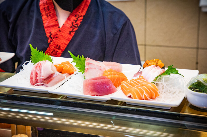 迪化街高CP值日料!永樂市場 丸隆生魚行現切生魚片,滿料味噌湯喝到飽。